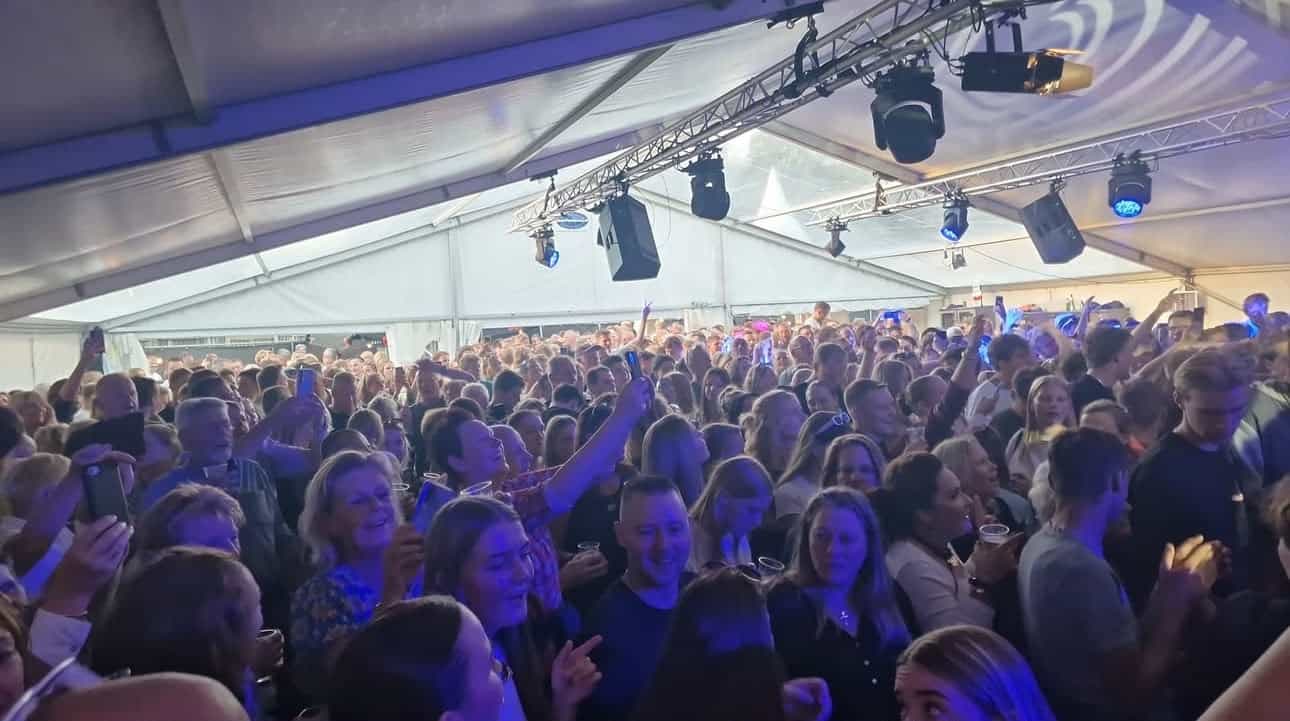 DJ-apparatuur gestolen uit feesttent in Eibergen, organisatie zoekt getuigen