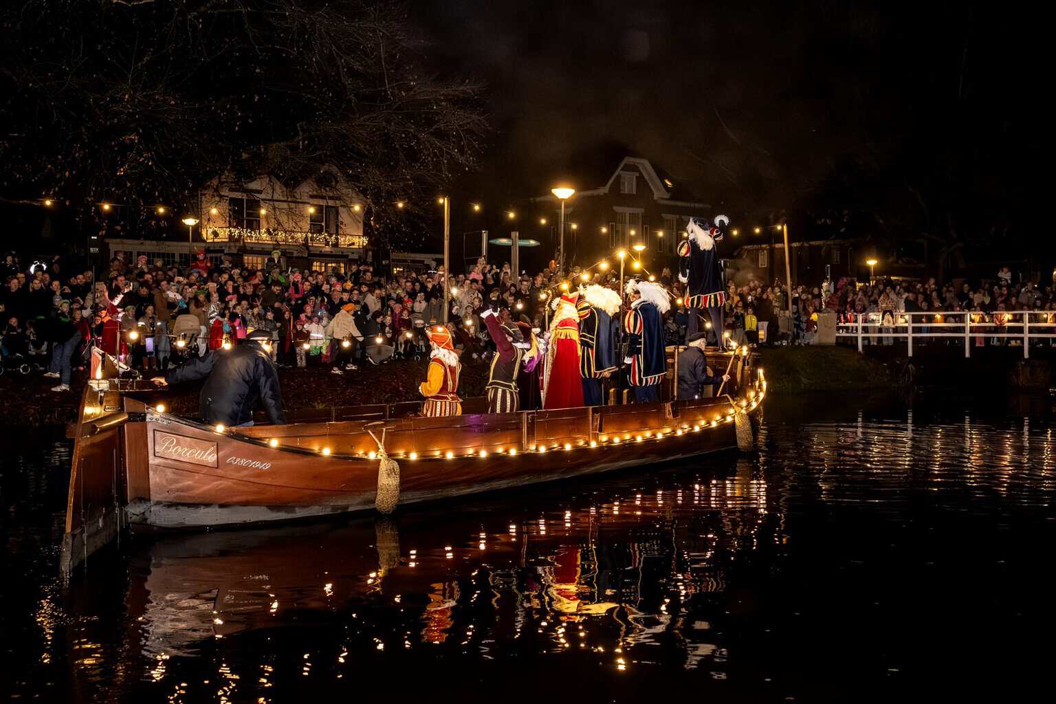 Historische en eenmalige uittocht van Sint Nicolaas in Borculo, bijzonder afscheid op 6 december 202