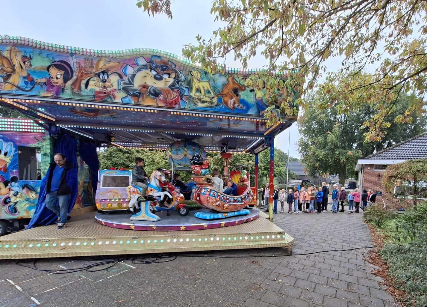 Draaimolen op schoolplein Basisschool Kisveld in Neede -