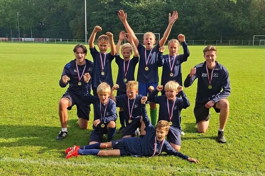 Kampioensfeest voor UNO’21 JO11-1 na overtuigende zege in Bredevoort -