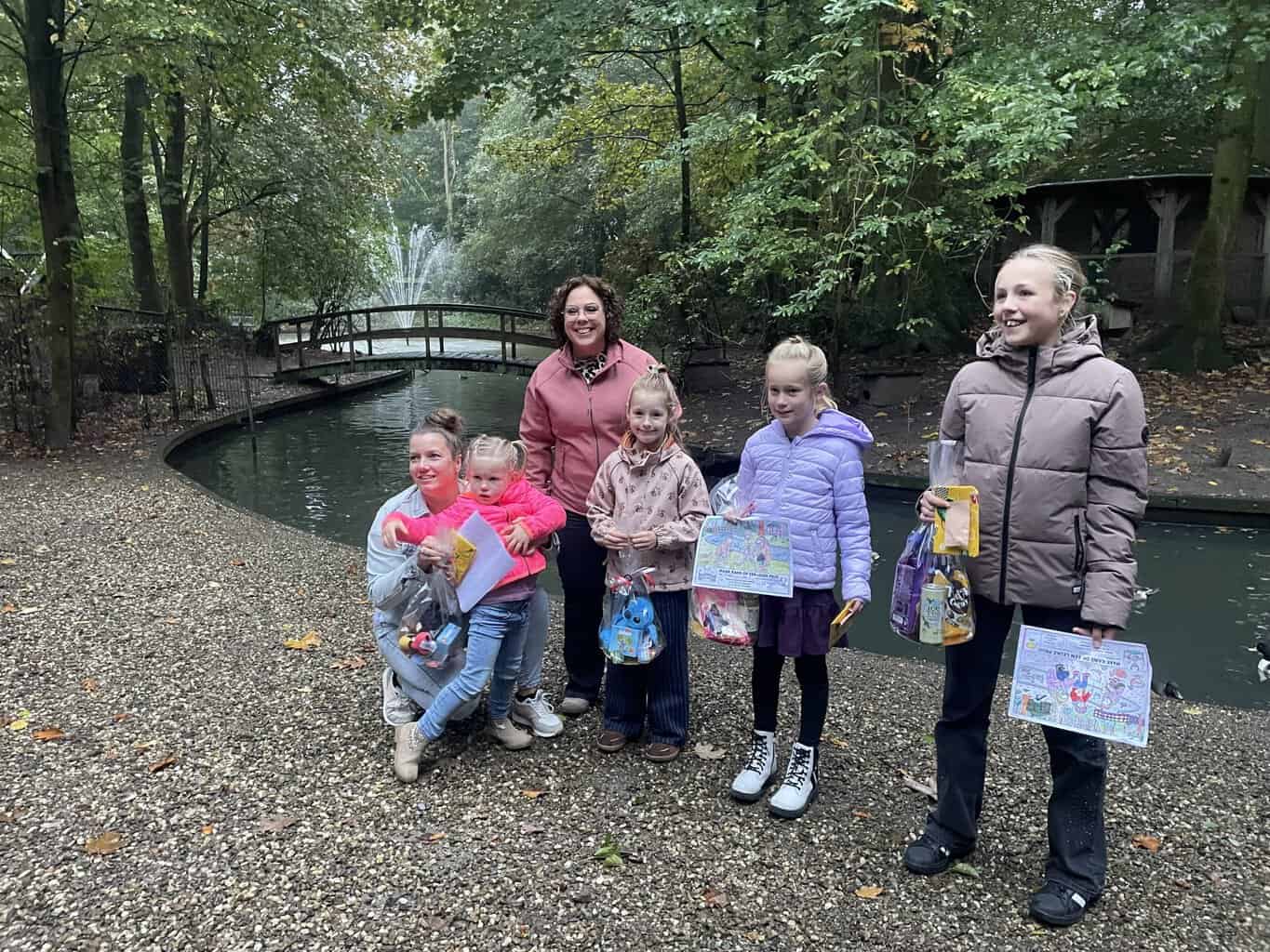 Prijswinnaars Janou, Robbin, Mady en Esmee in het zonnetje gezet na succesvolle vijververlichting in