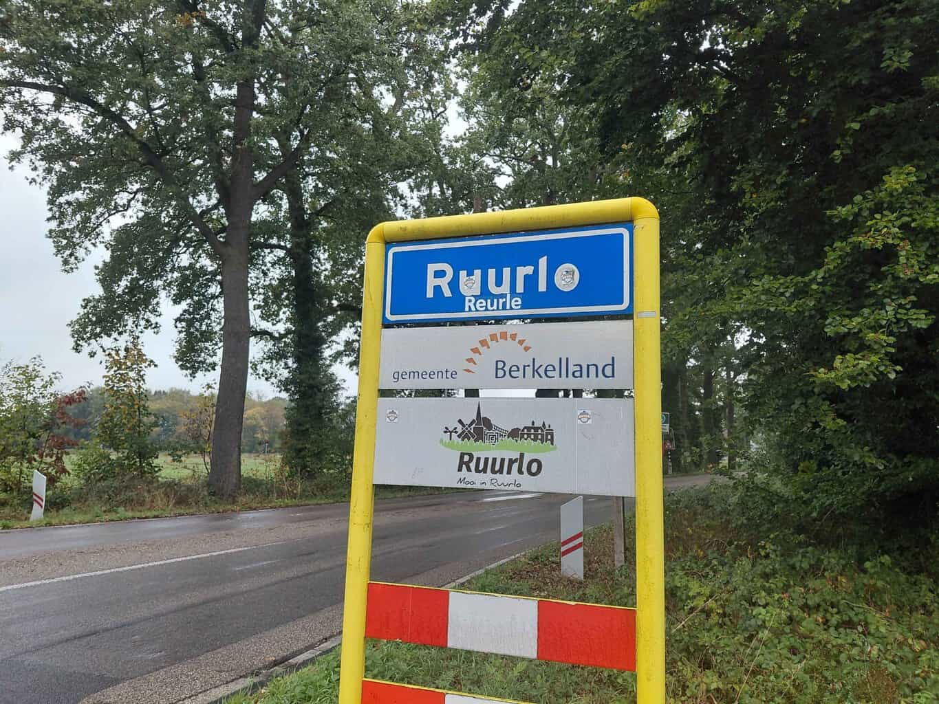 Actiegroep beplakt kombord Ruurlo met dialectnaam ‘Reurle’ in landelijke strijd voor streektaal