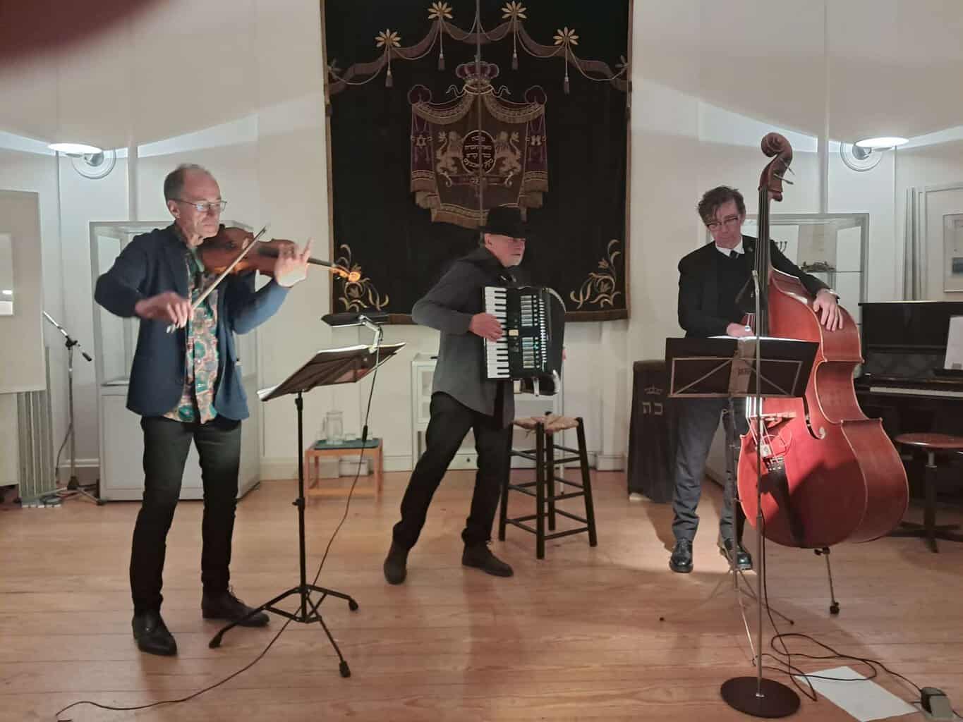 Trio ‘Meyn Freyd’ brengt puur klezmer in Borculose synagoge