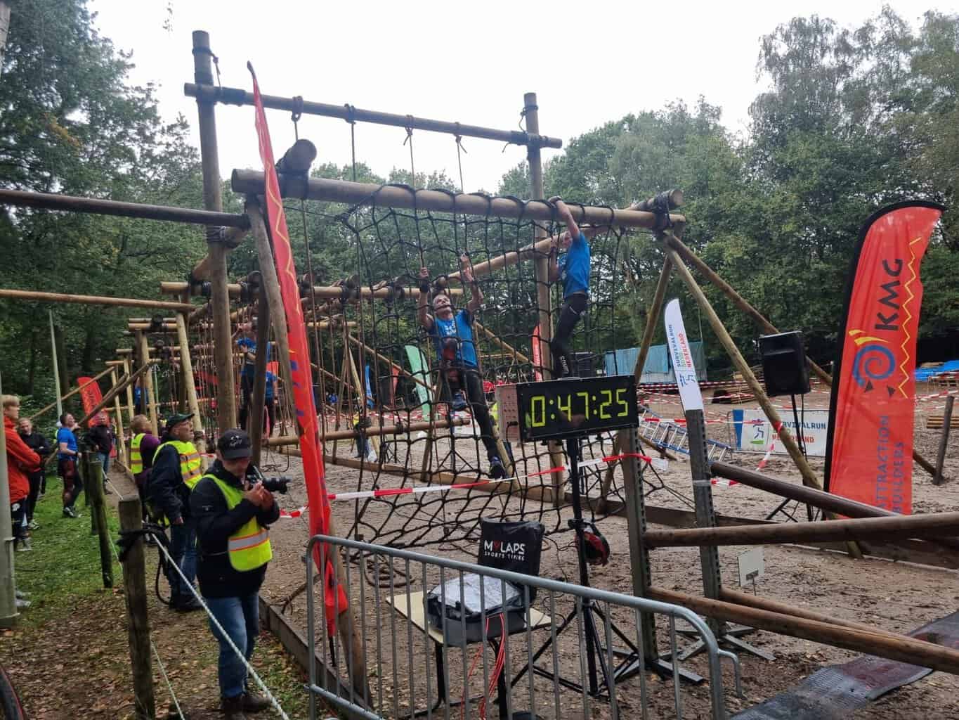 Afzien en spektakel op de Needse Berg tijdens 33e Survivalrun Neede -
